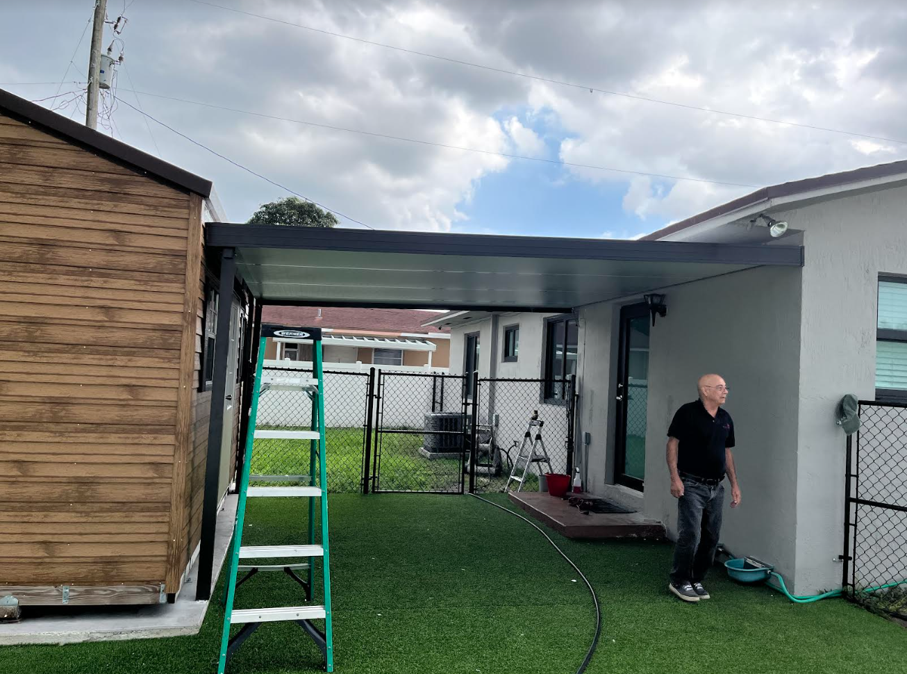 SCREEN ENCLOSURES, ALUMINUM ROOFS & MORE. We are specialists in remodeling roofs and exterior spaces of houses and companies.